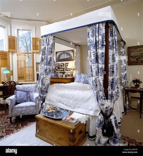 decorating a blue willow bedroom.